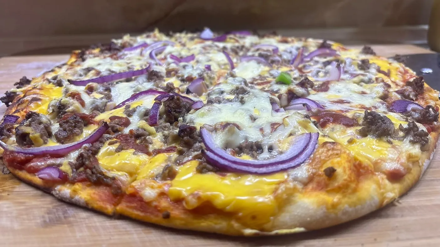 Cheeseburger pizza